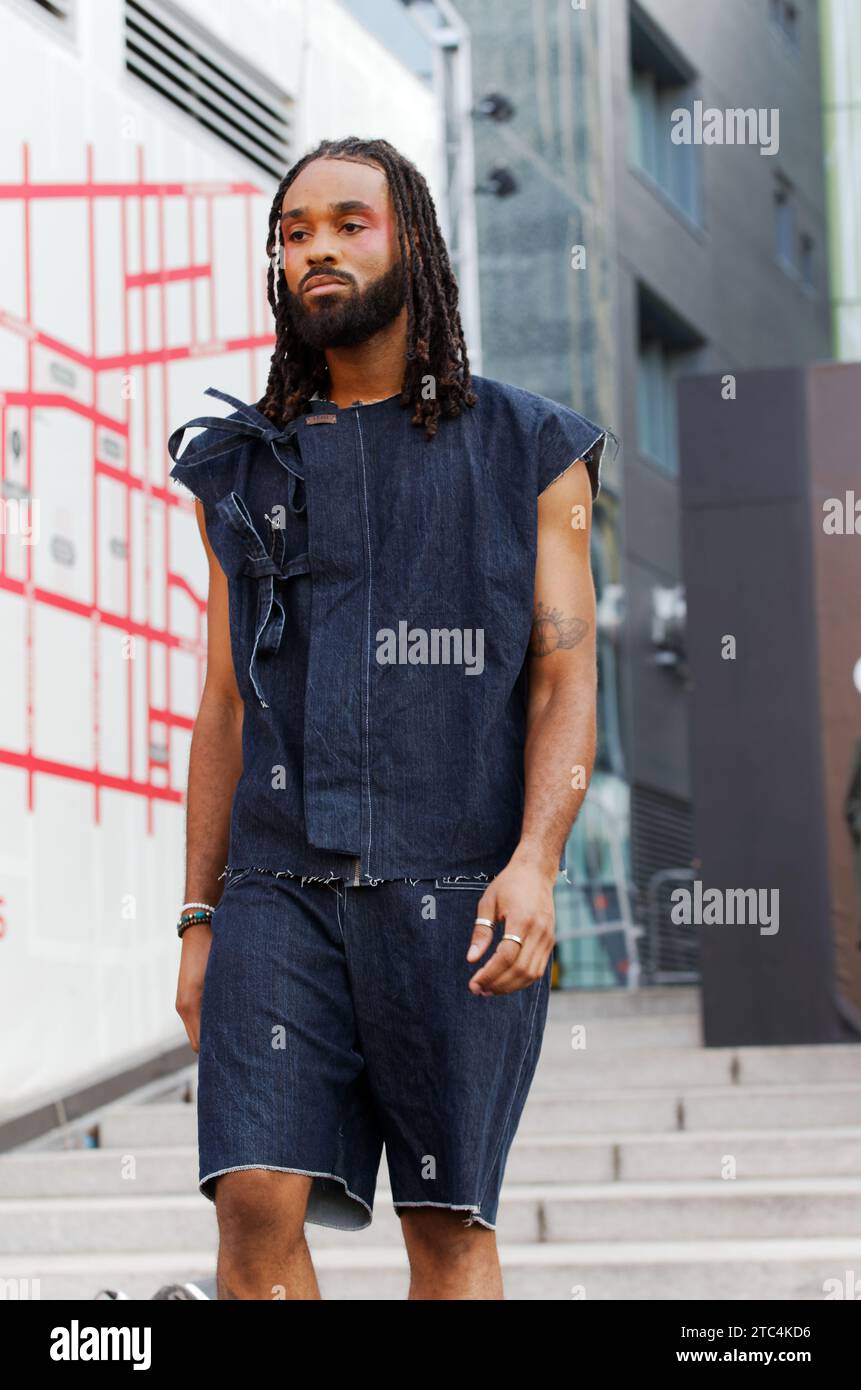 Un modello maschile che indossa denim in passerella alla sfilata di moda Par Danika a Montreal, Quebec, Canada Foto Stock