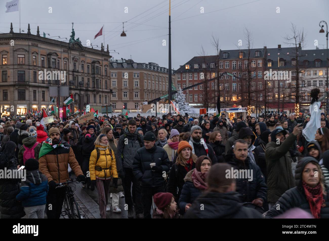 Copenhagen, Danimarca. 10 dicembre 2023. Grande manifestazione pro-Palestina per le strade di Copenaghen, Danimarca domenica 10 dicembre 2023 credito: Pahas/Alamy Live News Foto Stock