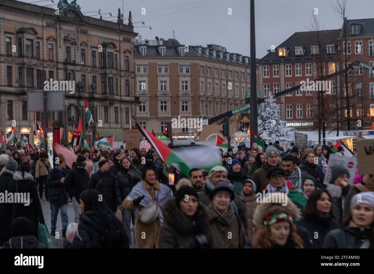 Copenhagen, Danimarca. 10 dicembre 2023. Grande manifestazione pro-Palestina per le strade di Copenaghen, Danimarca domenica 10 dicembre 2023 credito: Pahas/Alamy Live News Foto Stock