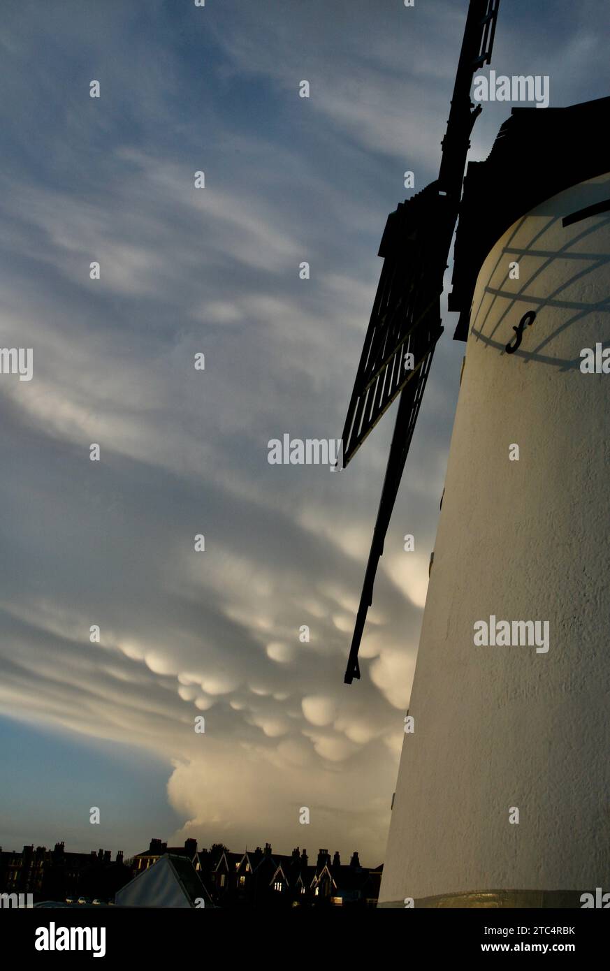 Rare nuvole di mammatus sopra il vecchio mulino a vento, Lytham Green, Lytham St Annes, Lancashire, Regno Unito, Europa Foto Stock