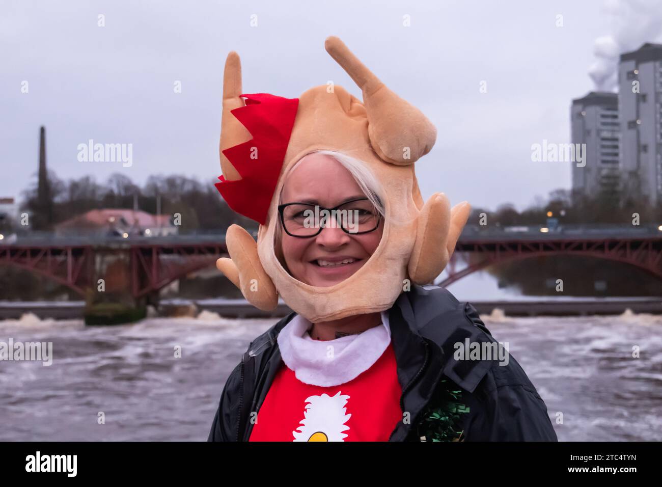 Glasgow, Scozia, Regno Unito. 10 dicembre 2023: Migliaia di partecipanti vestiti con abiti da Babbo Natale prendono parte all'annuale Santa Dash attraverso il centro della città in una fredda domenica pomeriggio in una corsa di beneficenza di 5k festivi organizzata per raccogliere fondi per buone cause. Le organizzazioni benefiche nominate quest'anno sono la Beatson Cancer Charity e il Lord Provost's Children's Fund. Credito: SKULLY/Alamy Live News Foto Stock