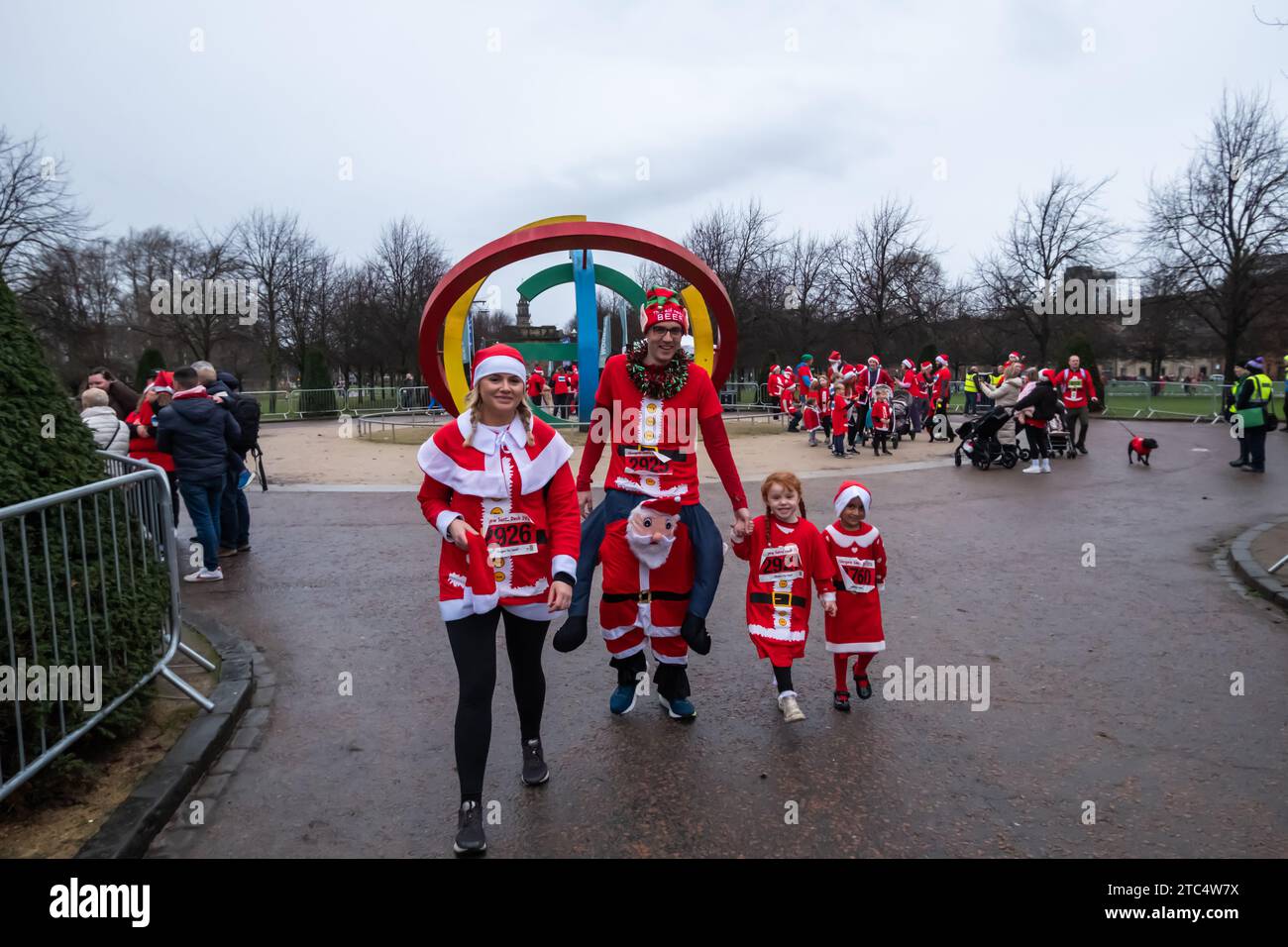 Glasgow, Scozia, Regno Unito. 10 dicembre 2023: Migliaia di partecipanti vestiti con abiti da Babbo Natale prendono parte all'annuale Santa Dash attraverso il centro della città in una fredda domenica pomeriggio in una corsa di beneficenza di 5k festivi organizzata per raccogliere fondi per buone cause. Le organizzazioni benefiche nominate quest'anno sono la Beatson Cancer Charity e il Lord Provost's Children's Fund. Credito: SKULLY/Alamy Live News Foto Stock