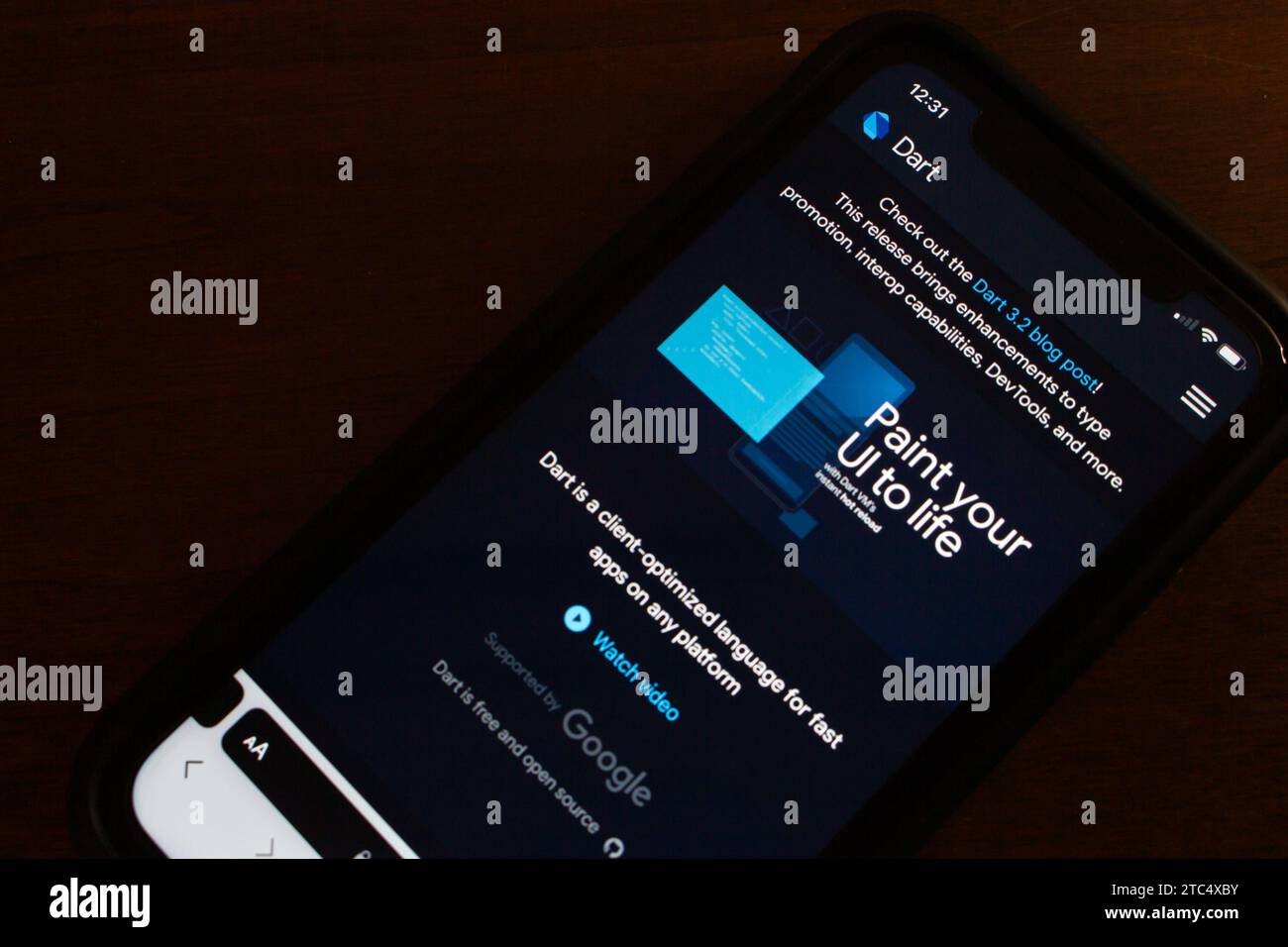 Sito Web DART visualizzato su un iPhone. DART è un linguaggio di programmazione orientato agli oggetti, basato su classi e garbage-Collection sviluppato da Google. Foto Stock