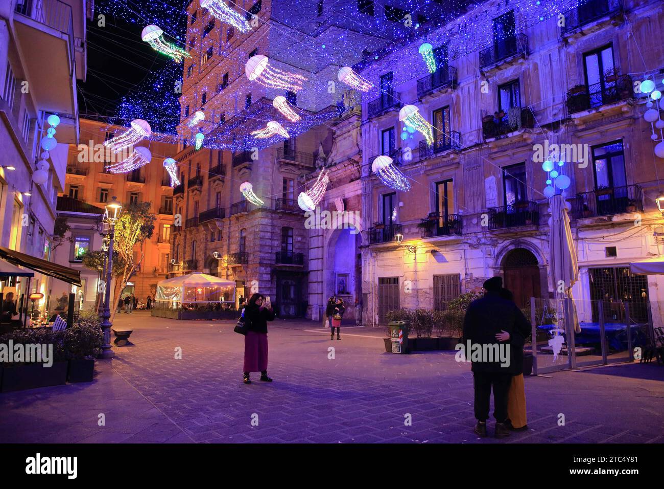 7 dicembre 2023, Salerno, Campania/Salerno, Italia: Una piazza storica con un mare pieno di meduse. Dal 24 novembre a Salerno è possibile visitare le cosiddette "luci d'artista". Tutte le strade della città vecchia e molte aree del centro città sono illuminate da splendidi disegni colorati. Ogni giorno, a partire dalle 17:00, le luci si accendono e creano un'atmosfera magica e suggestiva. Le installazioni di illuminazione sono create da artisti di fama internazionale e sono un mix di creatività, innovazione e tradizione. (Immagine di credito: © Pasquale Senatore/Pacific Press via ZUMA Press Wire) EDITORIALE Foto Stock