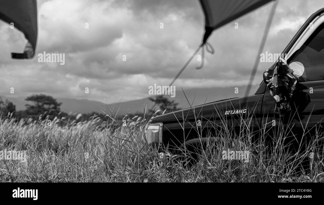 Concetto di viaggio in auto, campeggio vicino alle montagne Foto Stock