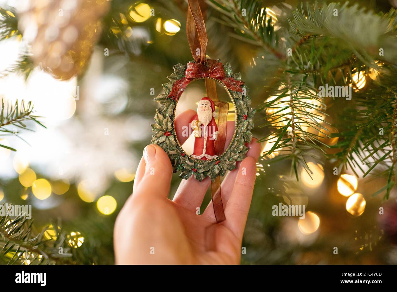 Giocattoli vintage natalizi. Corona di Natale con babbo natale su un albero di Natale. Tradizioni di Natale e Capodanno. Atmosfera da festa. Foto Stock