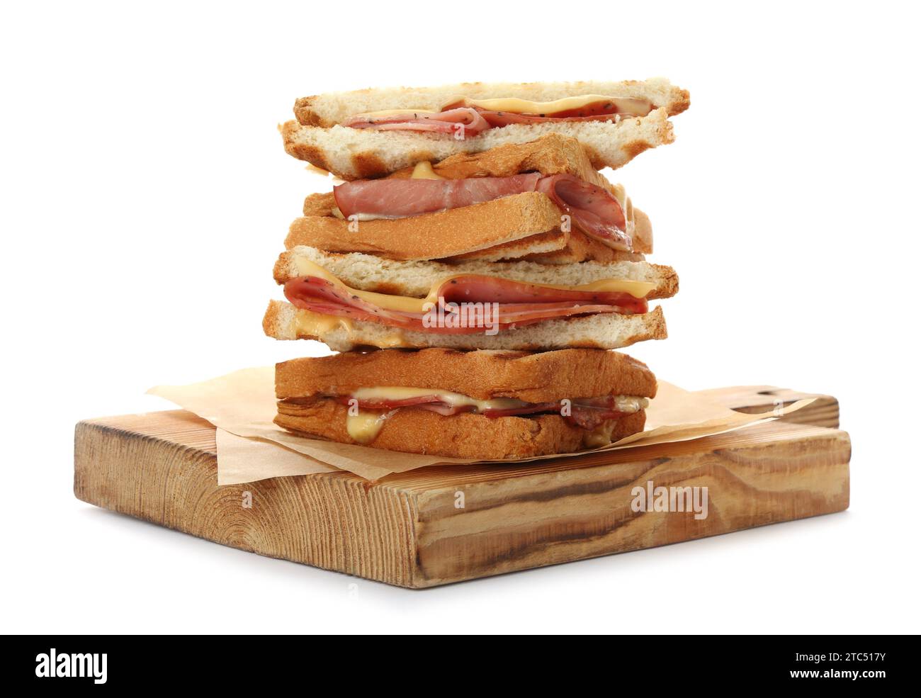 Pila di gustosi panini con prosciutto e formaggio fuso isolati su bianco Foto Stock