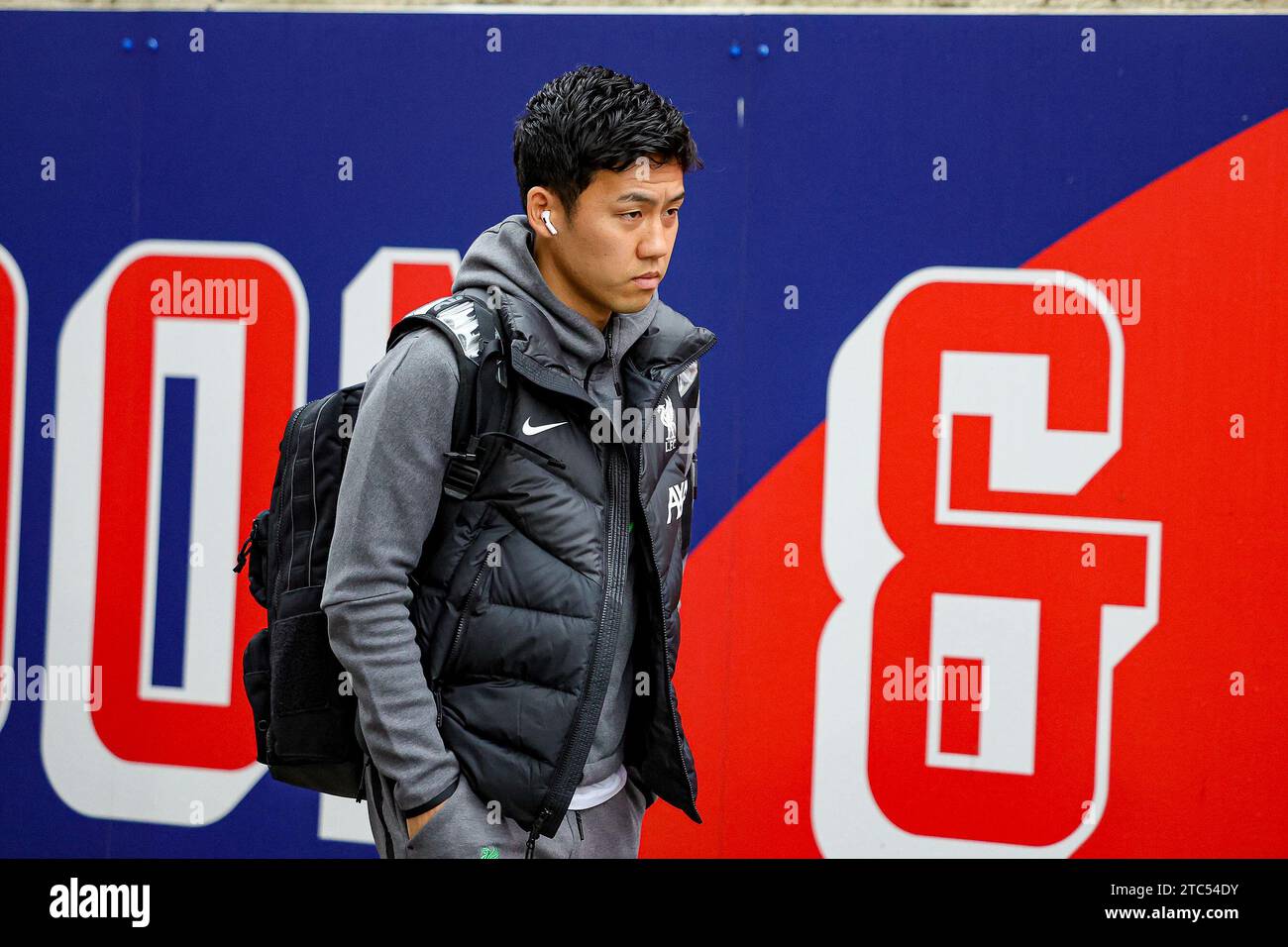 Il giocatore di centrocampo del Liverpool Wataru Endo arriva allo stadio durante la partita di Premier League tra Crystal Palace e Liverpool a Selhurst Park, Londra, il 9 dicembre 2023. Foto Stock