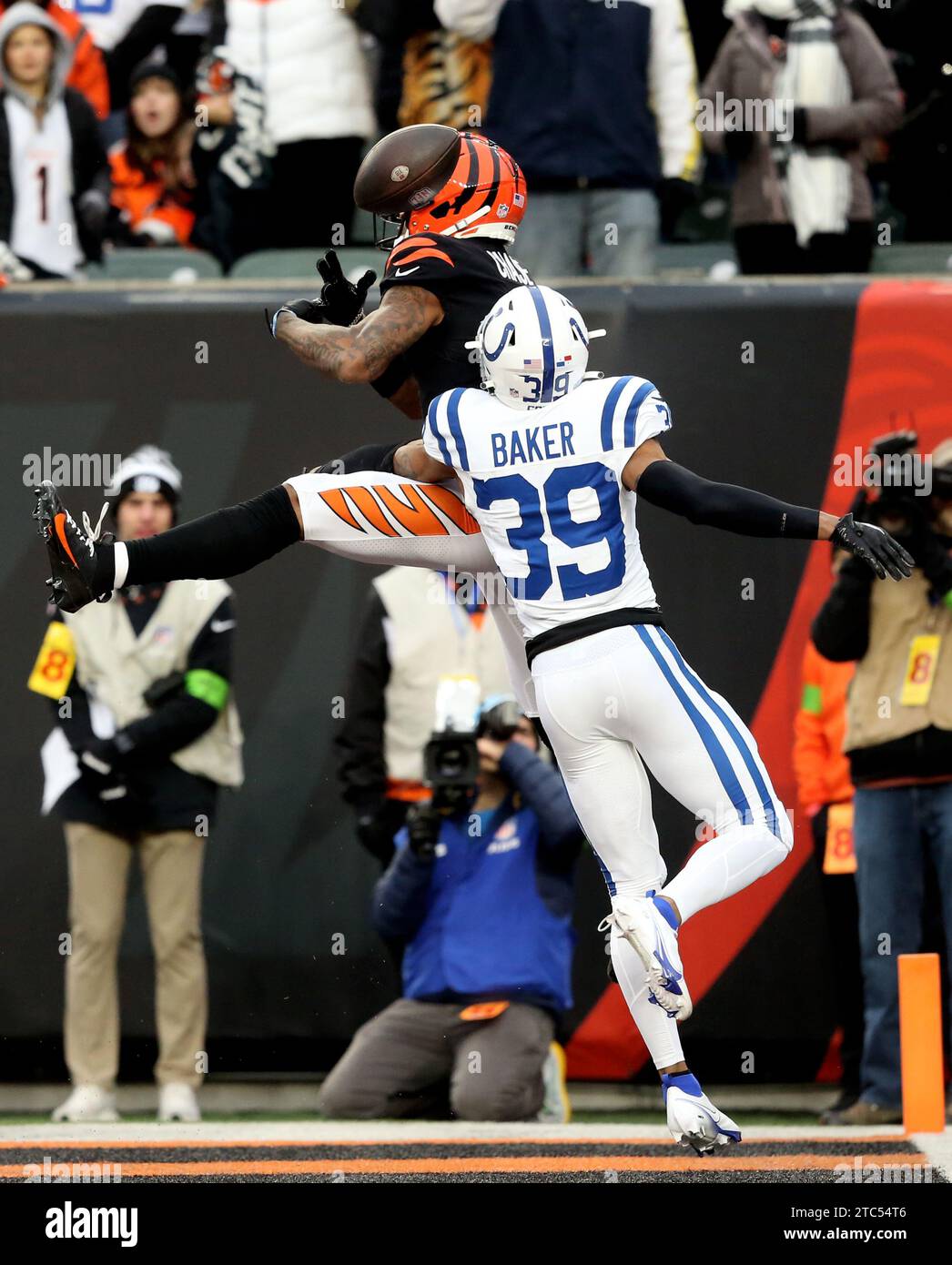 Cincinnati, Stati Uniti. 10 dicembre 2023. Il wide receiver dei Cincinnati Bengals JaMarr Chase (1) non riesce a fare la presa sotto la pressione degli Indianapolis Colts Darrell Baker (39) durante il primo tempo di gioco al Paycor Stadium di domenica 10 dicembre 2023 a Cincinnati. Ohio. Foto di John Sommers II/UPI Credit: UPI/Alamy Live News Foto Stock