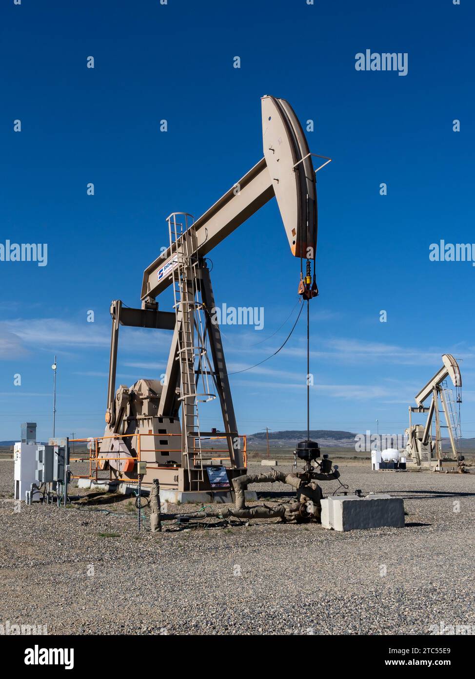 Una pompa dell'olio funzionante si solleva contro il cielo blu. Colorado, Stati Uniti Foto Stock