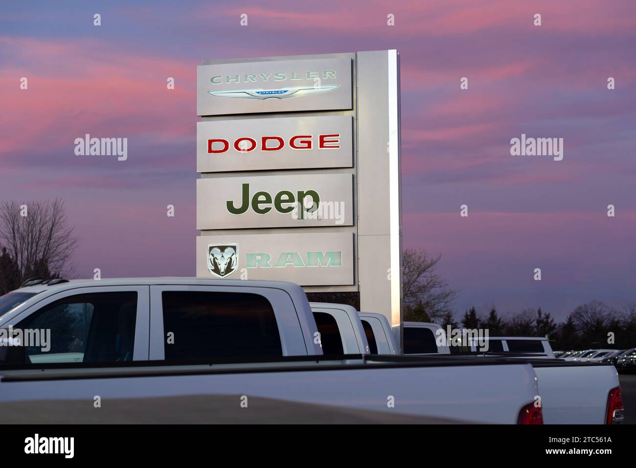 STILLWATER, MN, USA - 7 DICEMBRE 2023: Esterno del concessionario Dodge, Jeep, Chrysler al tramonto e logo del marchio. Foto Stock STILLWATER, MN, USA - 7 DICEMBRE 2023: Esterno del concessionario Dodge, Jeep, Chrysler al tramonto e logo del marchio. Foto Stock