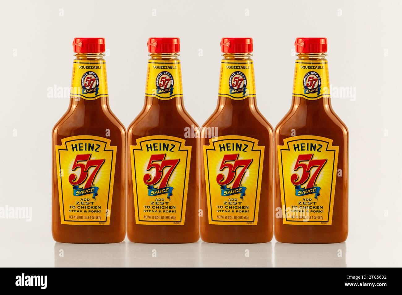 STILLWATER, Minnesota, USA - 7 DICEMBRE 2023: Raggruppamento di salsa Heinz 57 e logo del marchio. Foto Stock