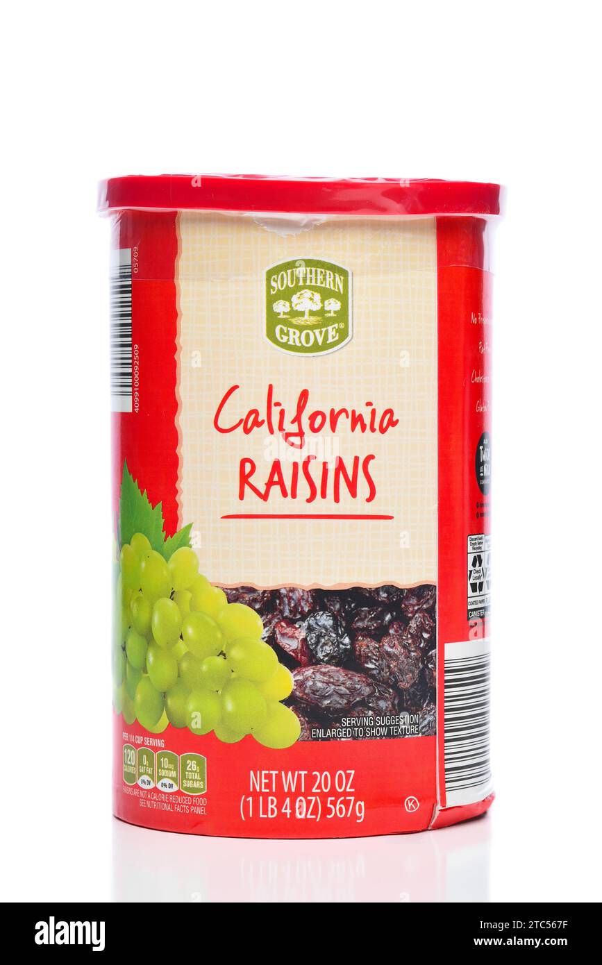 IRIVNE, CALIFORNIA - 10 dicembre 2023: Un pacchetto di Southern Grove California Raisins. Foto Stock
