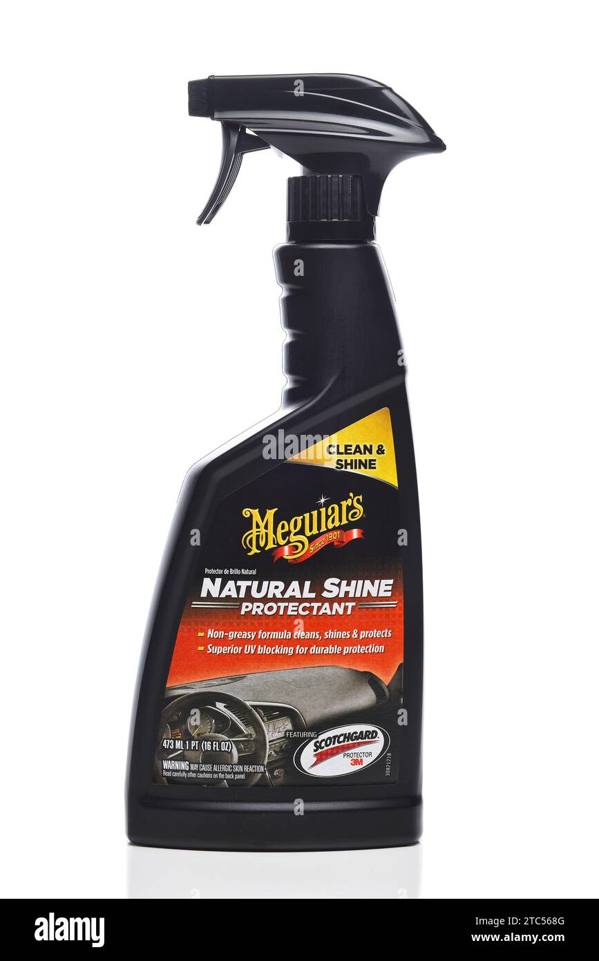 IRIVNE, CALIFORNIA - 10 dicembre 2023: Una bottiglia di protezionante naturale Shine Meguiars. Foto Stock