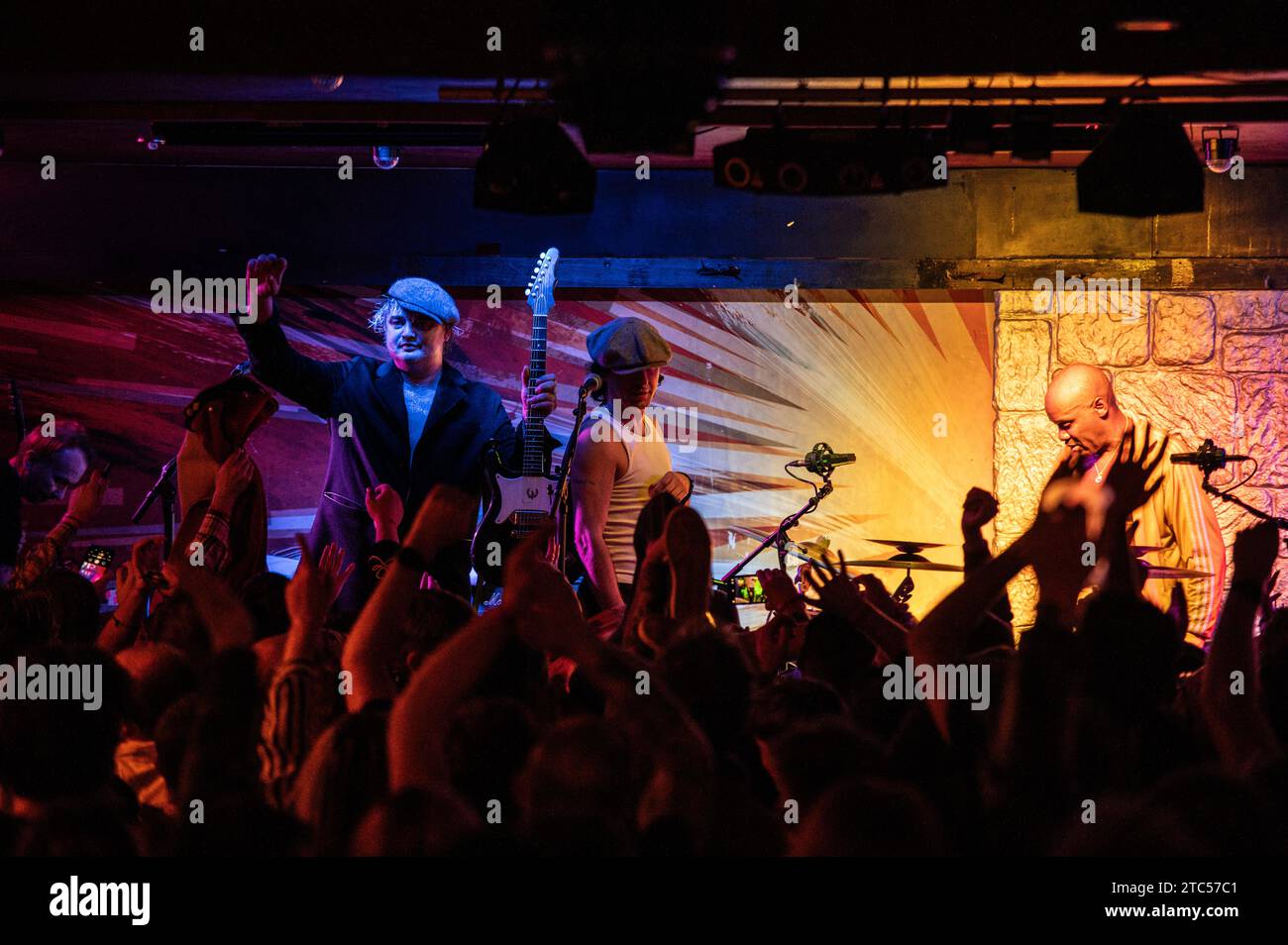 Margate, Regno Unito. 10 dicembre 2023. I Libertines suonano in un Lido tutto esaurito per la seconda notte di fila, celebrando l'imminente uscita del nuovo album "All Quiet on the Eastern Esplanade". Cristina Massei/Alamy Live News Foto Stock