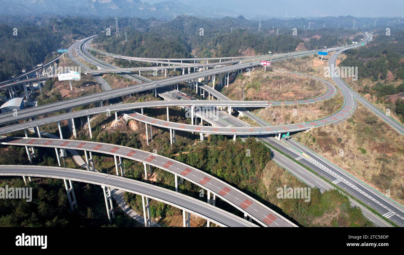 ENSHI, CINA - 7 DICEMBRE 2023 - la foto aerea mostra una linea ad alta velocità tra le montagne nella città di Enshi, provincia di Hubei, Cina, 7 dicembre 2023. Foto Stock