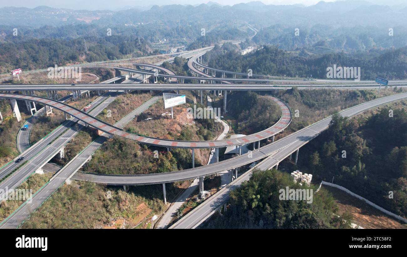 ENSHI, CINA - 7 DICEMBRE 2023 - la foto aerea mostra una linea ad alta velocità tra le montagne nella città di Enshi, provincia di Hubei, Cina, 7 dicembre 2023. Foto Stock