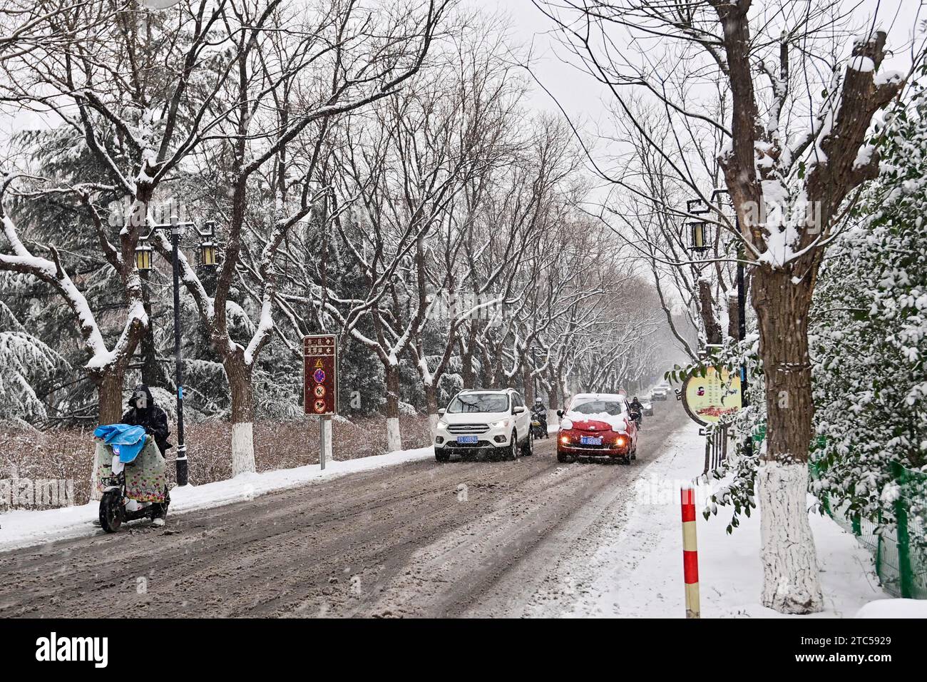 QINGZHOU, CINA - 10 DICEMBRE 2023 - la gente cammina sulla neve nella città di Qingzhou, provincia dello Shandong della Cina orientale, 11 dicembre 2023. Foto Stock