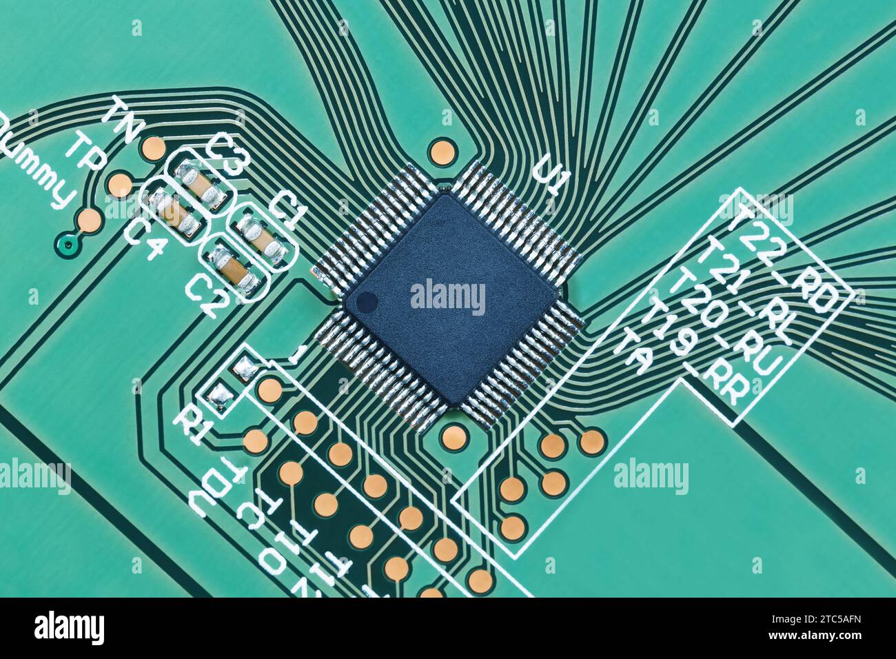 Primo piano del microprocessore su una scheda a circuito stampato verde, vista dall'alto. Fotografia macro Foto Stock