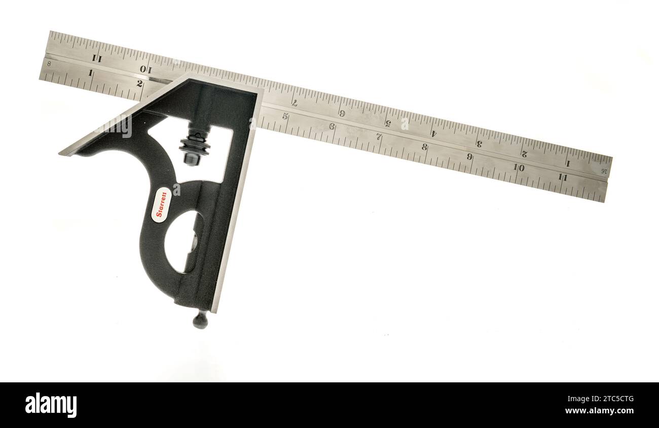 Winneconne, WI - 2 dicembre 2023: Un pacchetto di combinazione Starrett quadrato uno sfondo isolato Foto Stock Winneconne, WI - 2 dicembre 2023: Un pacchetto di combinazione Starrett quadrato uno sfondo isolato Foto Stock