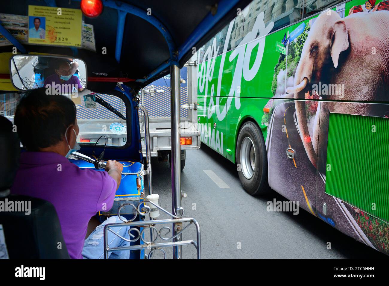 Autista tuk tuk a Chiang mai, Thailandia Foto Stock