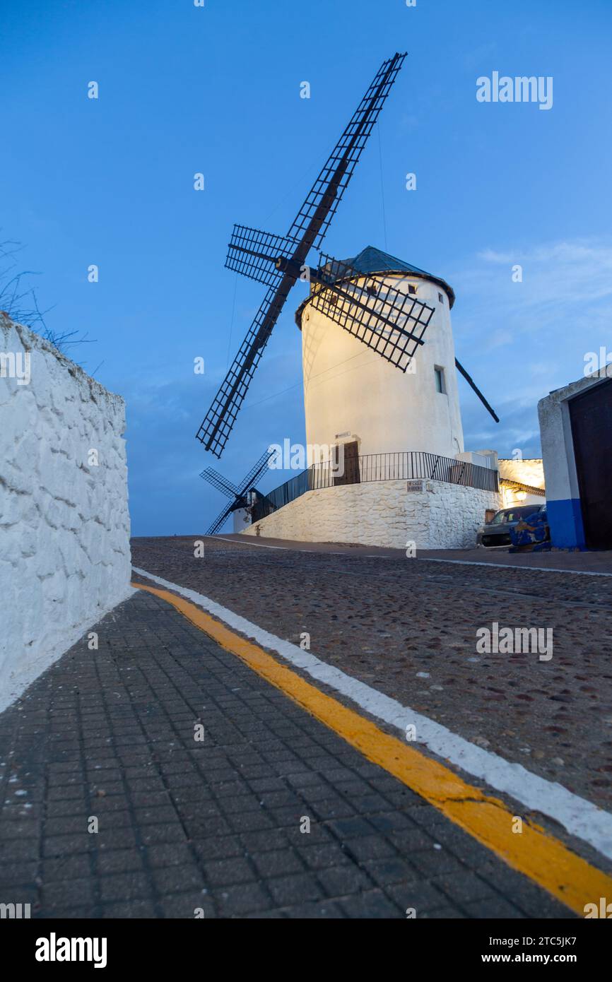 Fotografa all'alba i maestosi mulini nelle città di campo de Criptana e Consuegra, Castilla la Mancha. Foto Stock