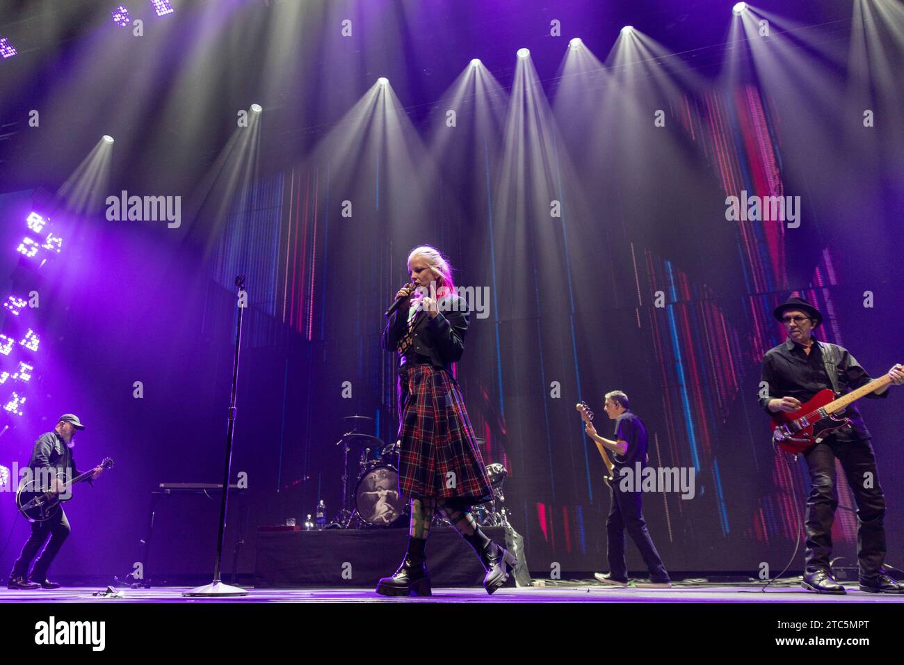 Inglewood, USA. 9 dicembre 2023. Steve Marker, Shirley Manson e Duke Erikson dei rifiuti durante il KROQ Almost Acoustic Christmas al Kia Forum il 9 dicembre 2023, a Inglewood, California (foto di Daniel DeSlover/Sipa USA) credito: SIPA USA/Alamy Live News Foto Stock