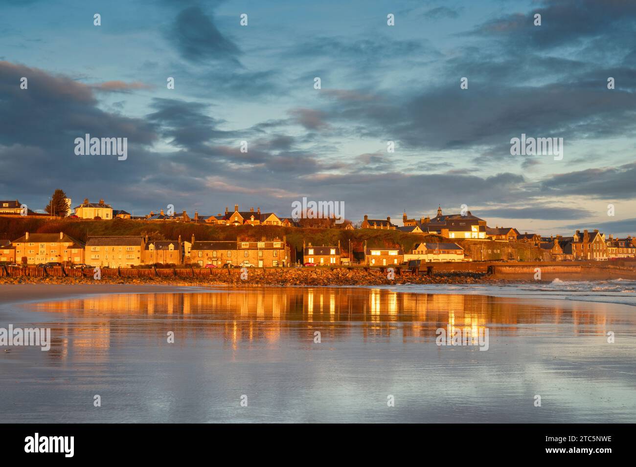 Luce invernale all'alba sulle case di Lossiemouth e East Beach. Lossiemouth, Morayshire, Scozia Foto Stock