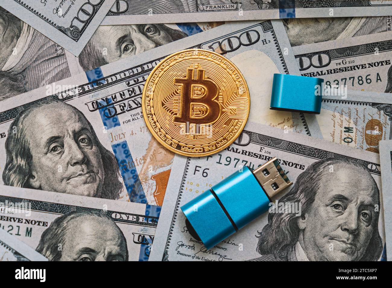 Dollaro USA e moneta digitale Bitcoin messi insieme. Il concetto di moneta digitale sta diventando un concorrente nelle principali valute come il dollaro. Foto Stock