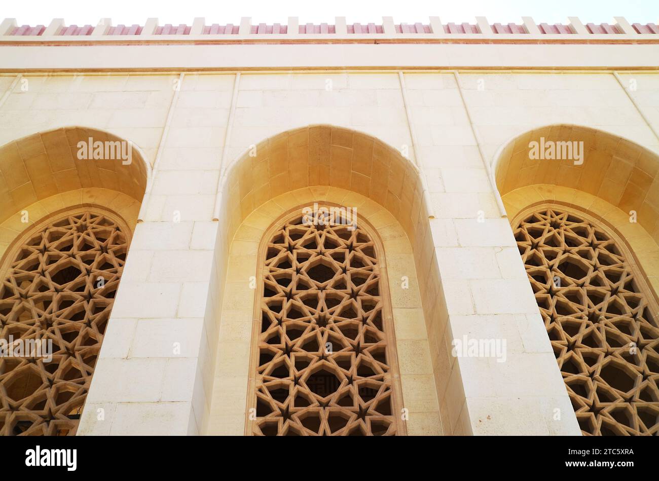 Fantastico motivo arabo della facciata della grande Moschea di al Fateh, Manama, Bahrain Foto Stock