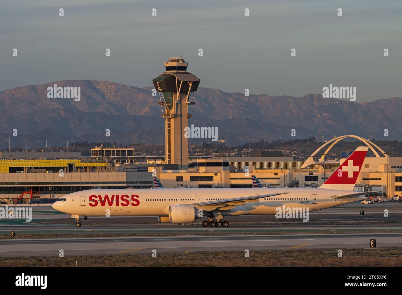 Swiss International Air Lines Boeing 777-3DE(ER) con registrazione HB-JNC mostrato rullaggio dopo l'atterraggio all'aeroporto internazionale di Los Angeles (LAX). Foto Stock