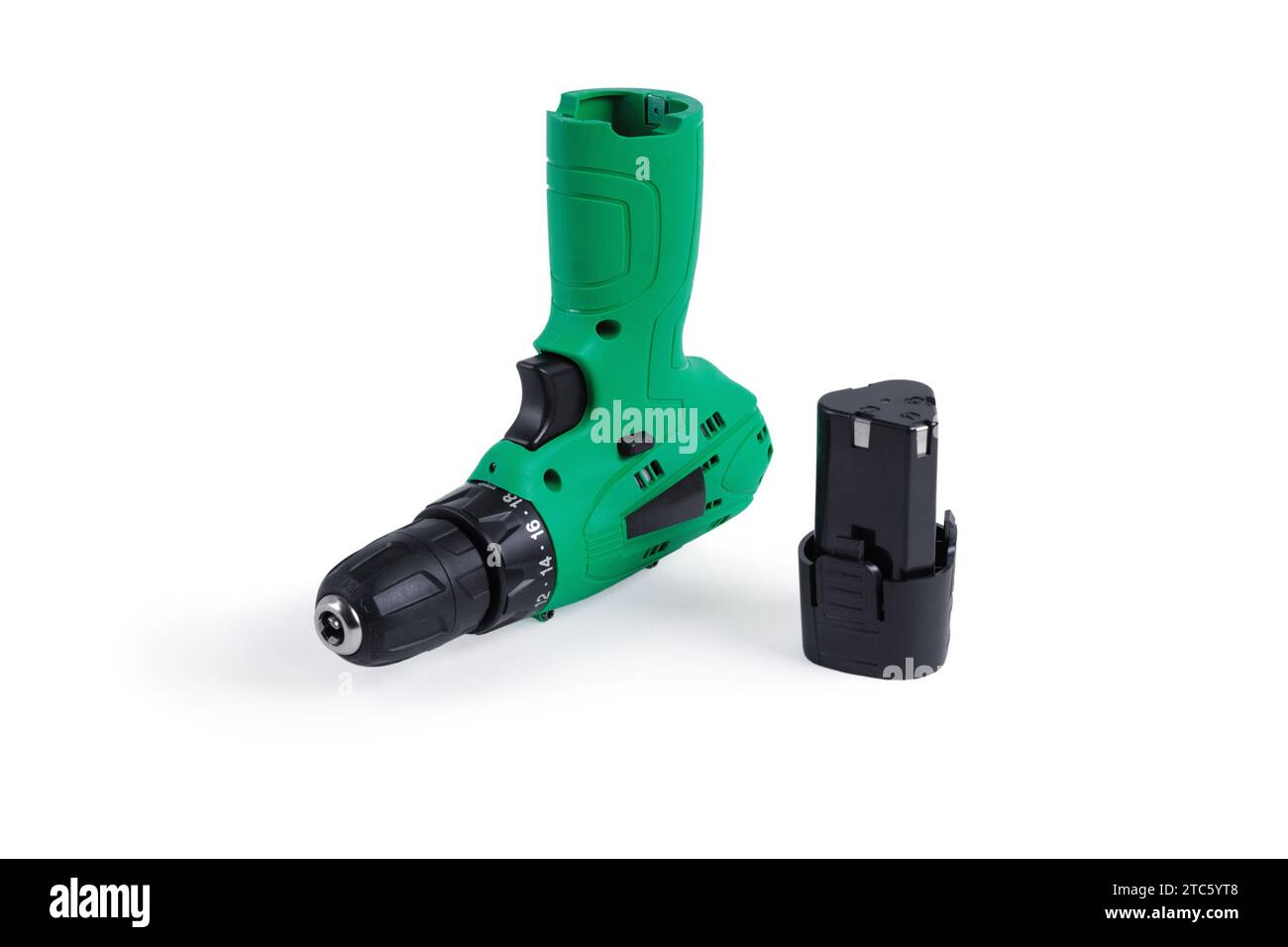 Avvitatore a batteria verde. Primo piano. Isolato su sfondo bianco. Foto Stock