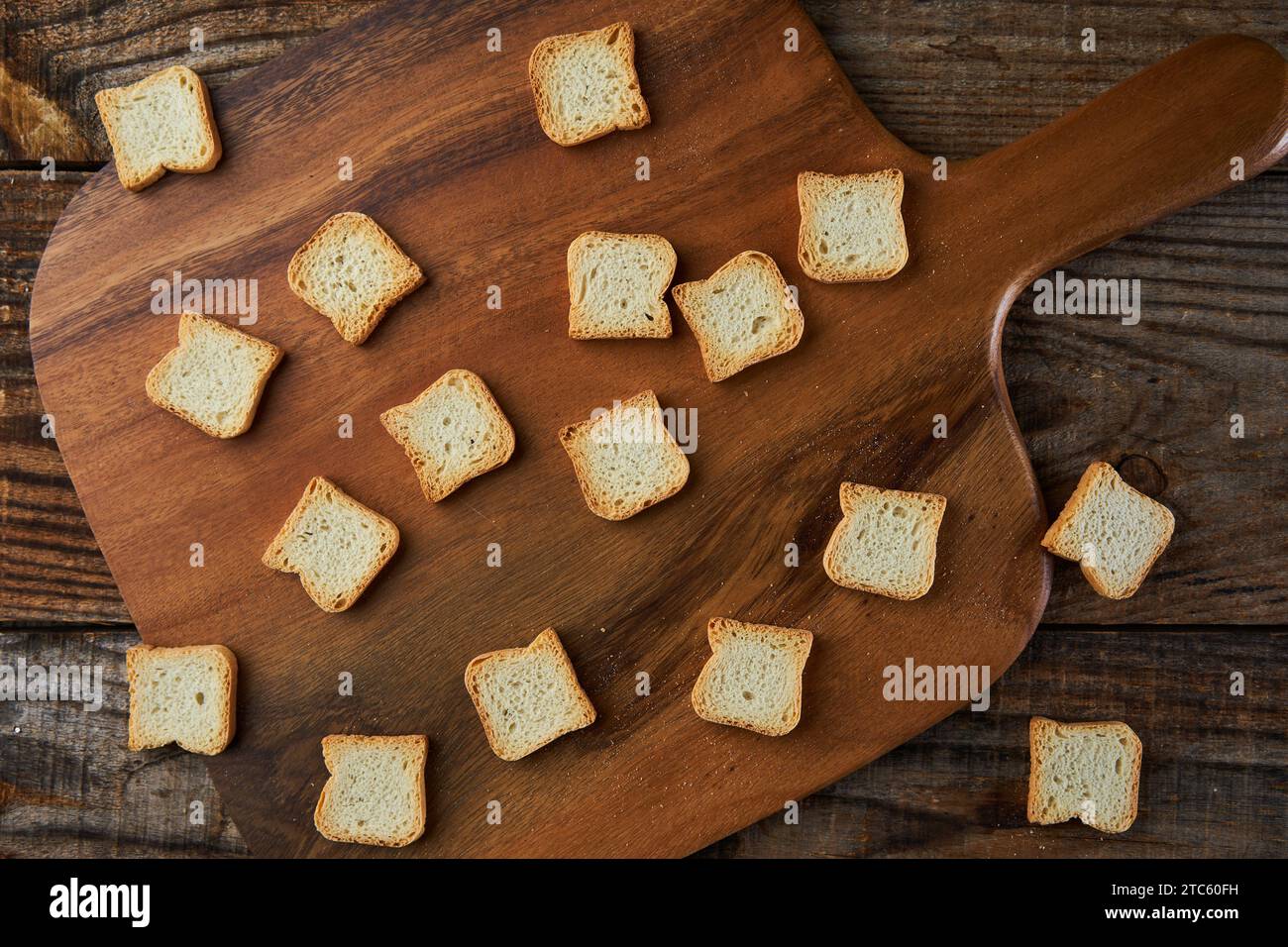 Bruschetta con mini pane, secchi, su un asse di legno, in orizzontale Foto Stock