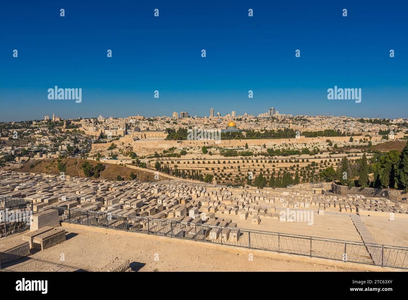 Vista panoramica di Gerusalemme dal Monte degli Ulivi con un cimitero ebraico e la città Vecchia con il Monte del Tempio e la Cupola della roccia Foto Stock