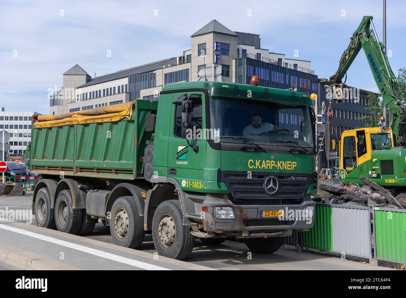 Città di Lussemburgo, Lussemburgo - dumper verde Mercedes-Benz Actros in cantiere. Foto Stock