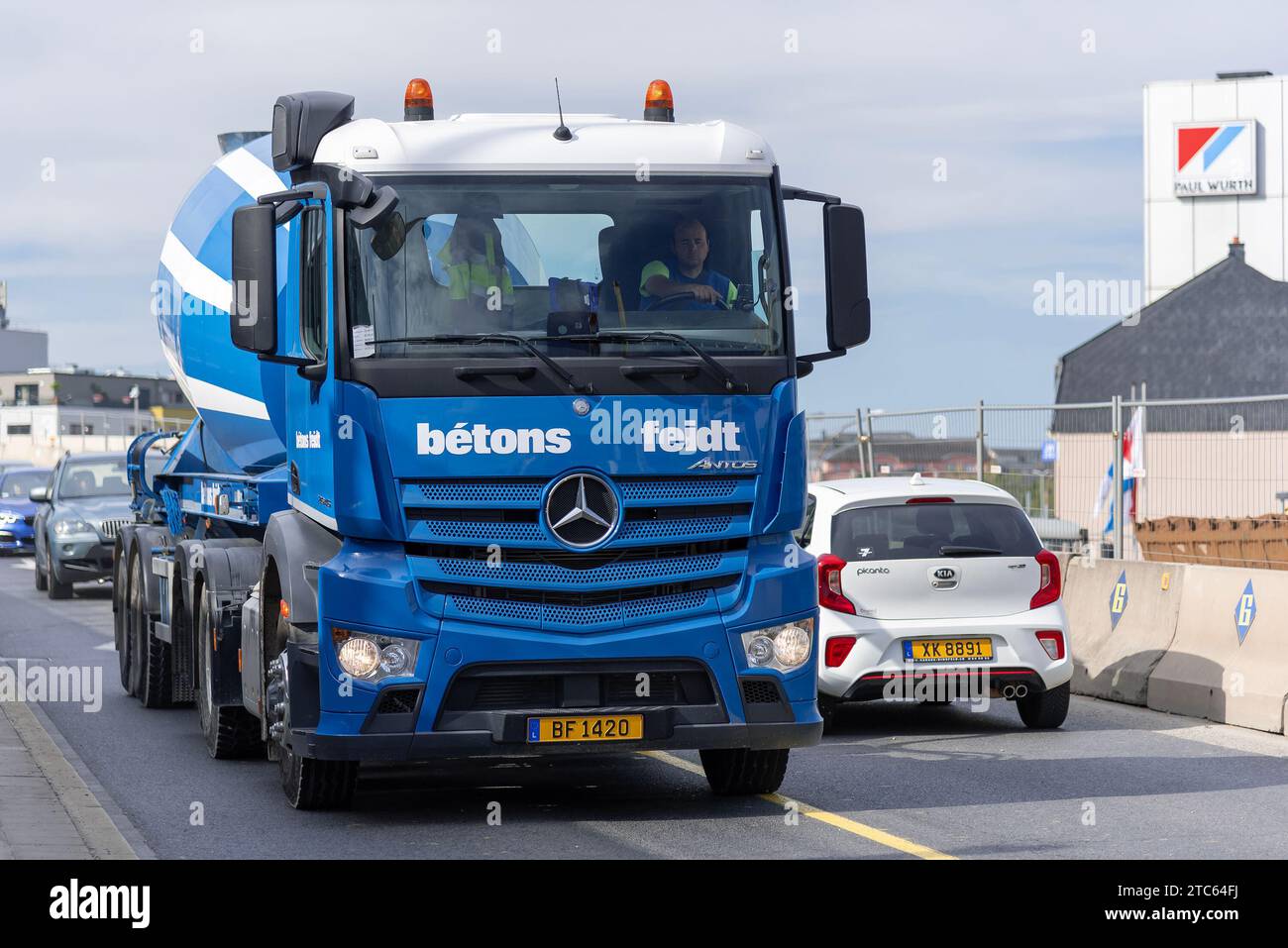 Città di Lussemburgo, Lussemburgo - il miscelatore Blue Truck Mercedes-Benz Antos 2645 sulla strada. Foto Stock