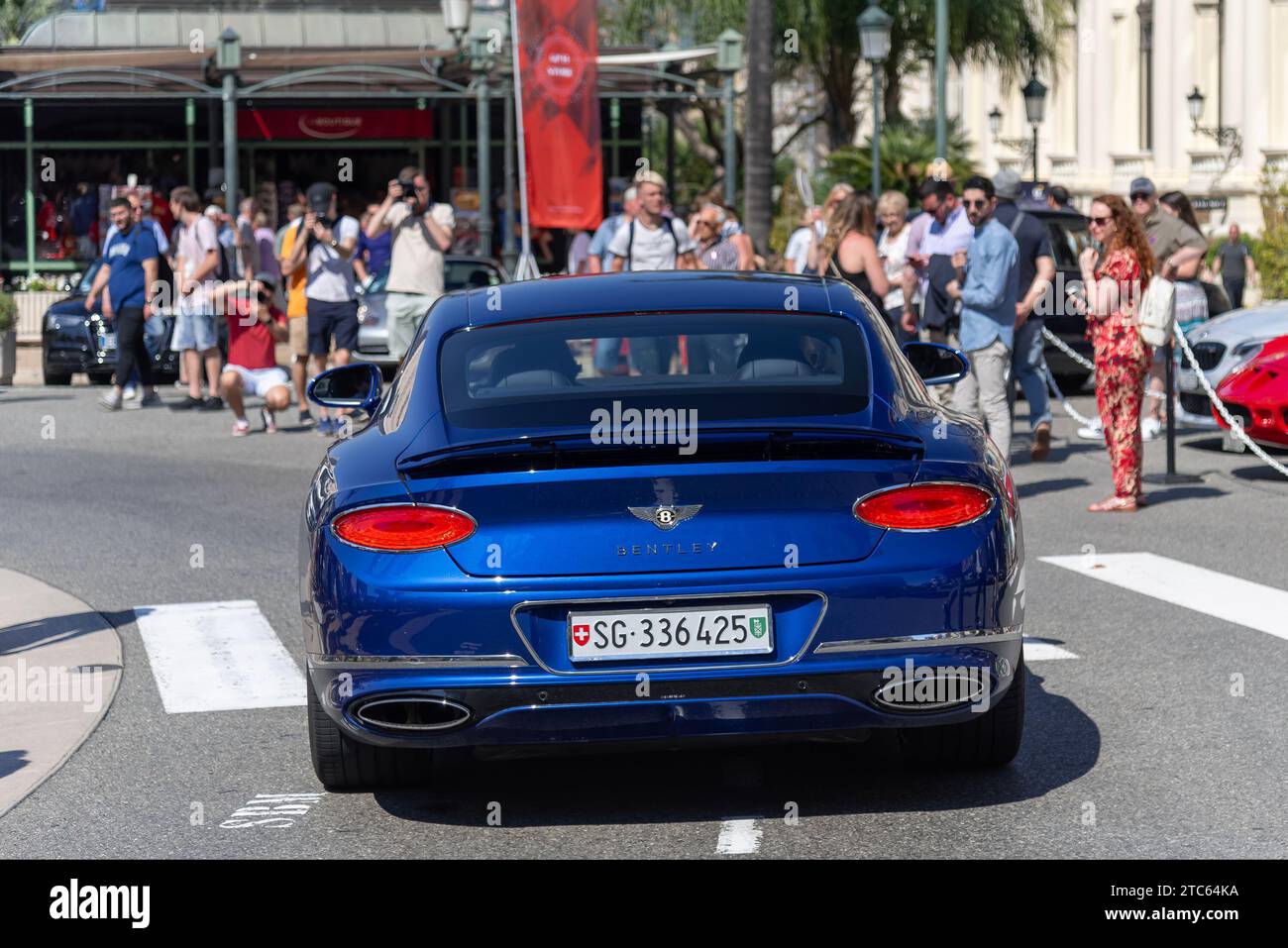 Monaco, Monaco - Guida Blue Bentley Continental GT sulla Piazza del Casinò. Foto Stock