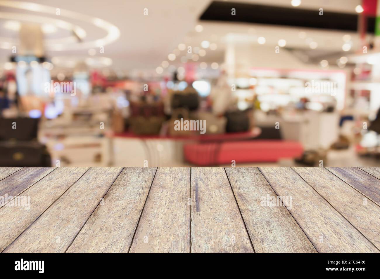 espositore di prodotti in legno con sfondo sfocato del centro commerciale con bokeh Foto Stock