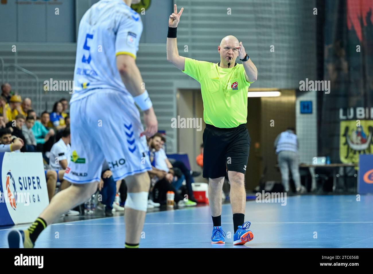 LUBIN, POLONIA - 5 APRILE 2023: Partita di pallamano maschile PGNiG Superleague polacca tra MKS Zaglebie Lubin - industria Kielce. L'arbitro mostra due minuti di pe Foto Stock