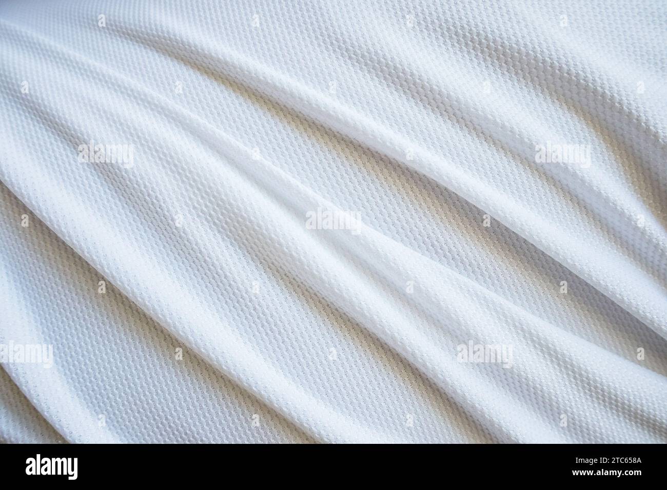 Maglia da calcio bianca abbigliamento tessuto tessuto sportivo indossare sfondo, primo piano Foto Stock