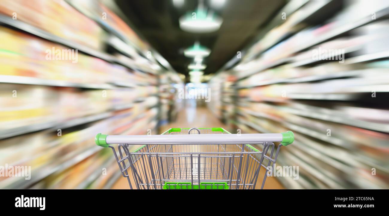 la corsia del supermercato e gli scaffali dei prodotti sfocano il movimento astratto con il carrello Foto Stock