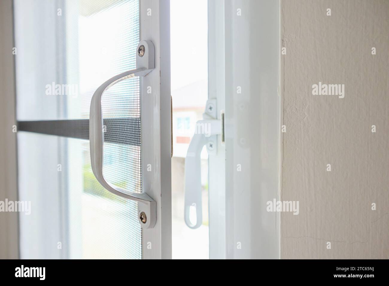 rete di protezione per zanzariere sulla protezione della finestra della casa contro gli insetti Foto Stock