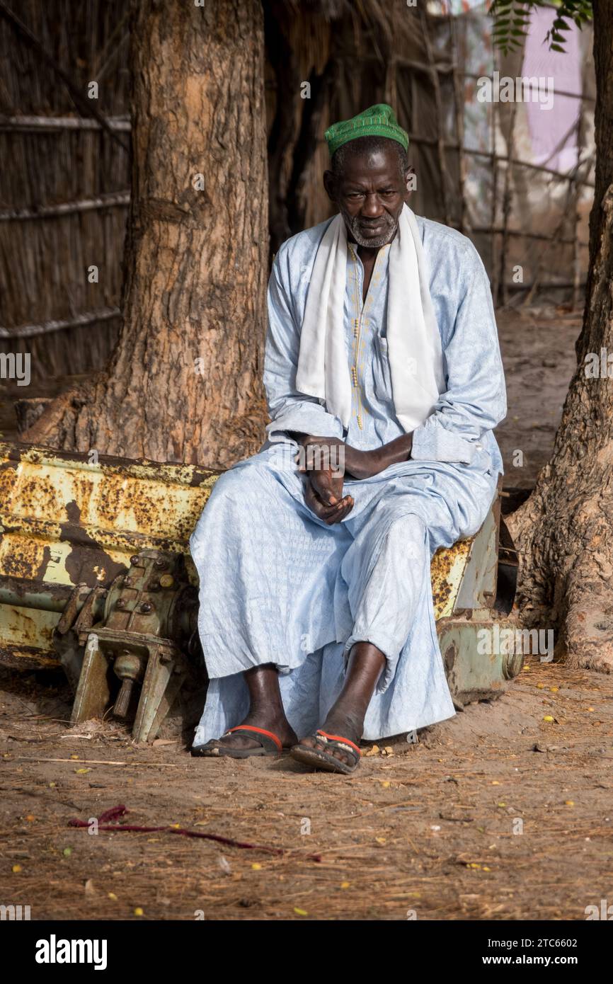 Vecchio abitante del villaggio di Sipo nel delta dei fiumi Sine e Saloum del Senegal Foto Stock