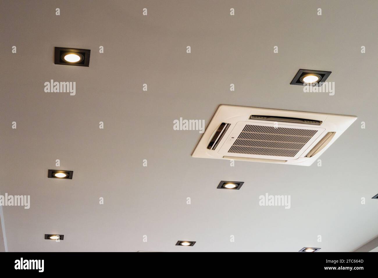 Moderno impianto di climatizzazione a cassetta montato a soffitto Foto Stock