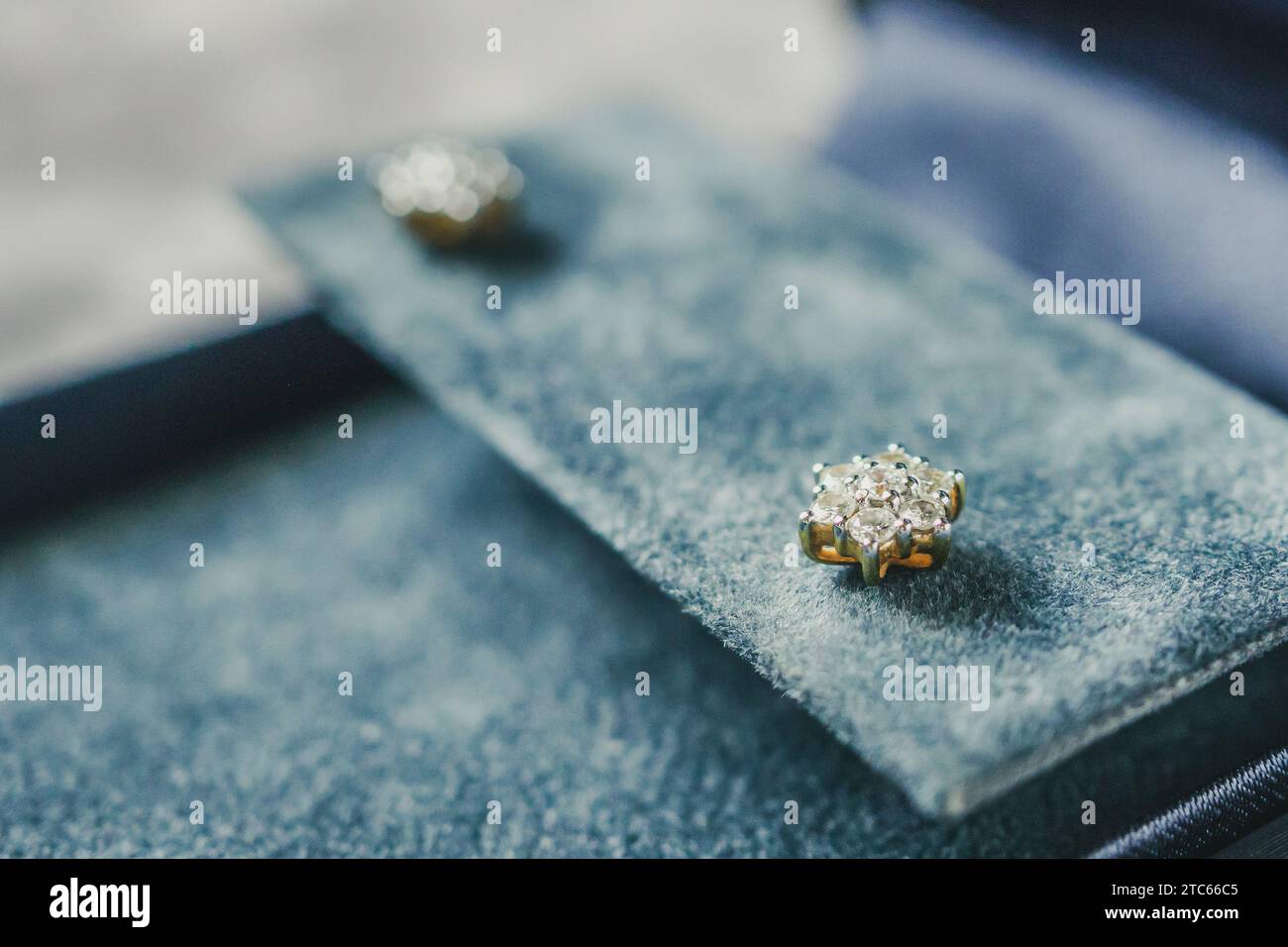 orecchini diamantati oro in scatola di gioielli Foto Stock