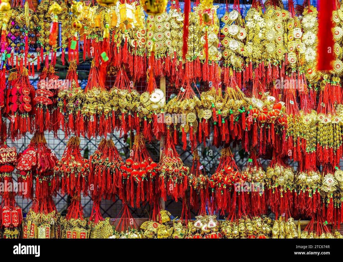 Nha Trang, Vietnam - 13 gennaio 2023 molte decorazioni come simbolo di ricchezza nel mercato per il Capodanno lunare del Tet Foto Stock