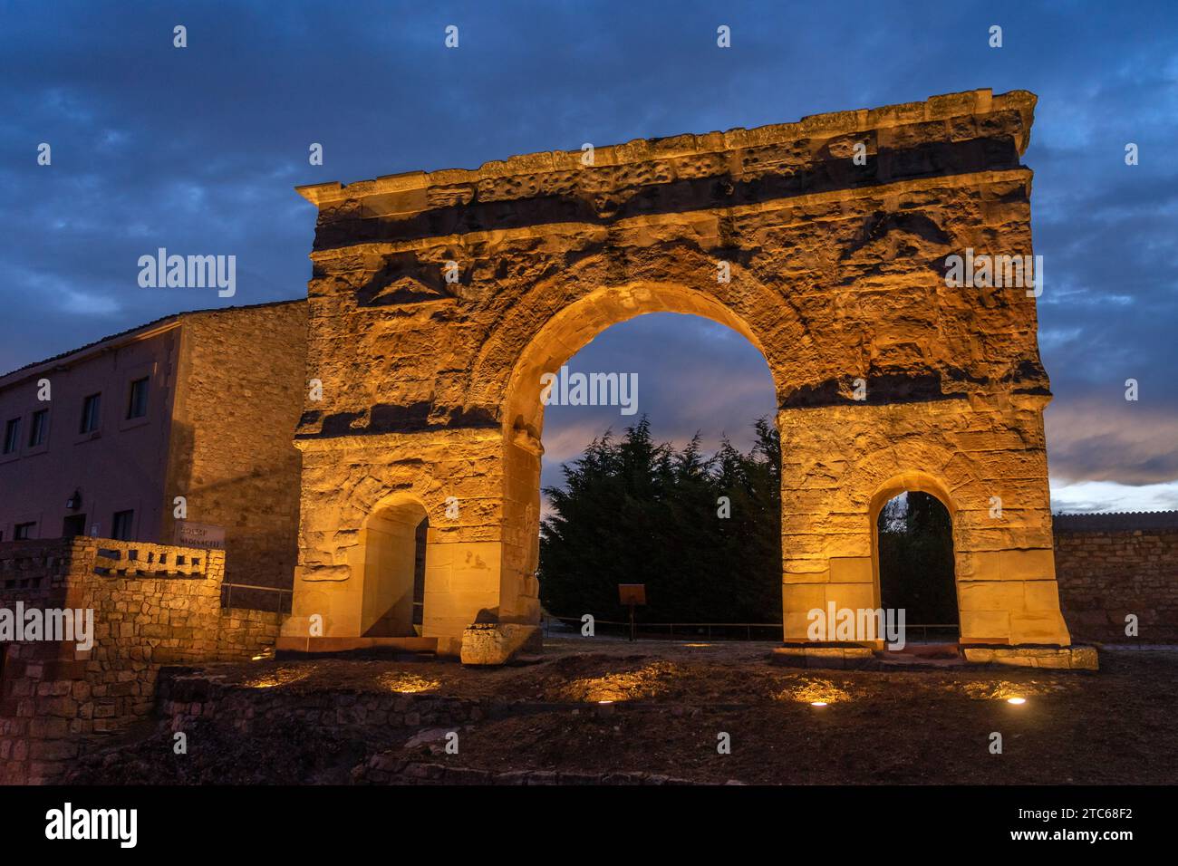 SPAGNA - 6 LUGLIO 2021: Arco di Medinacelli illuminato di notte. Soria, Castilla y Leon, Spagna. Foto Stock