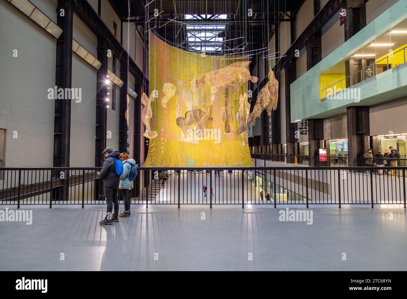 El Anatsui alla galleria d'arte Tate Modern, Londra, Regno Unito Foto Stock