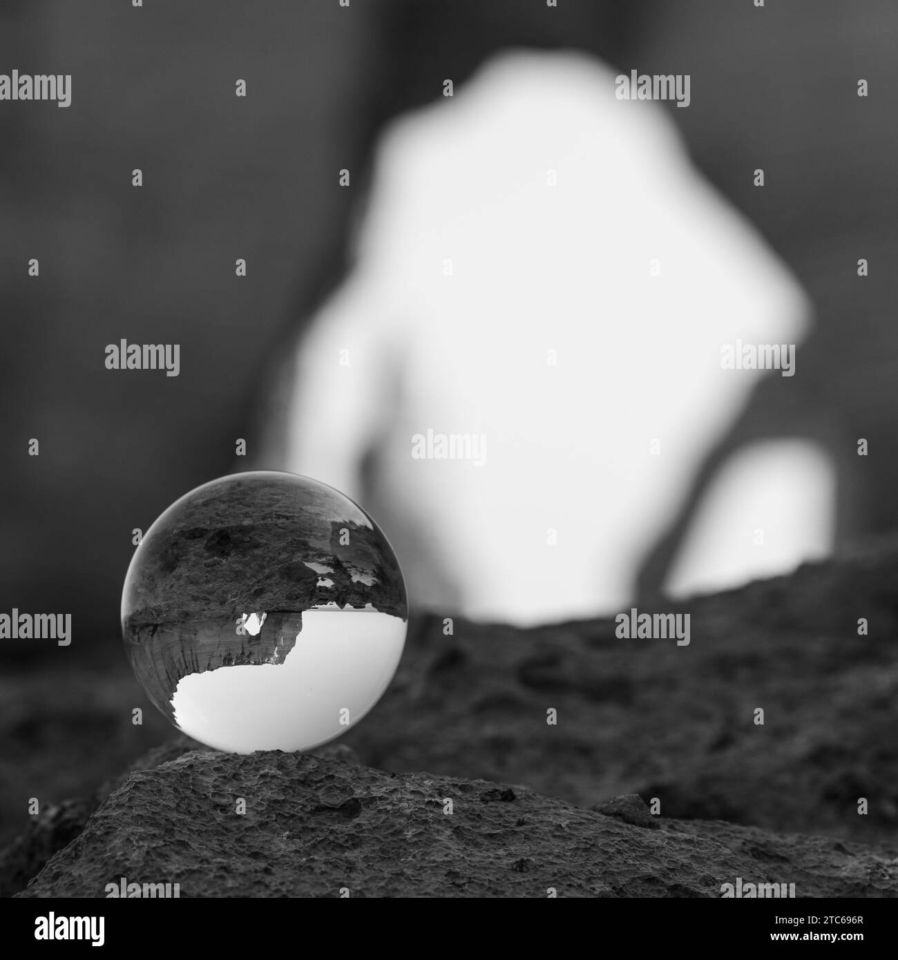 Scogliere di gesso di Etretat (Francia Normandia) viste attraverso la sfera di vetro, bianco e nero Foto Stock