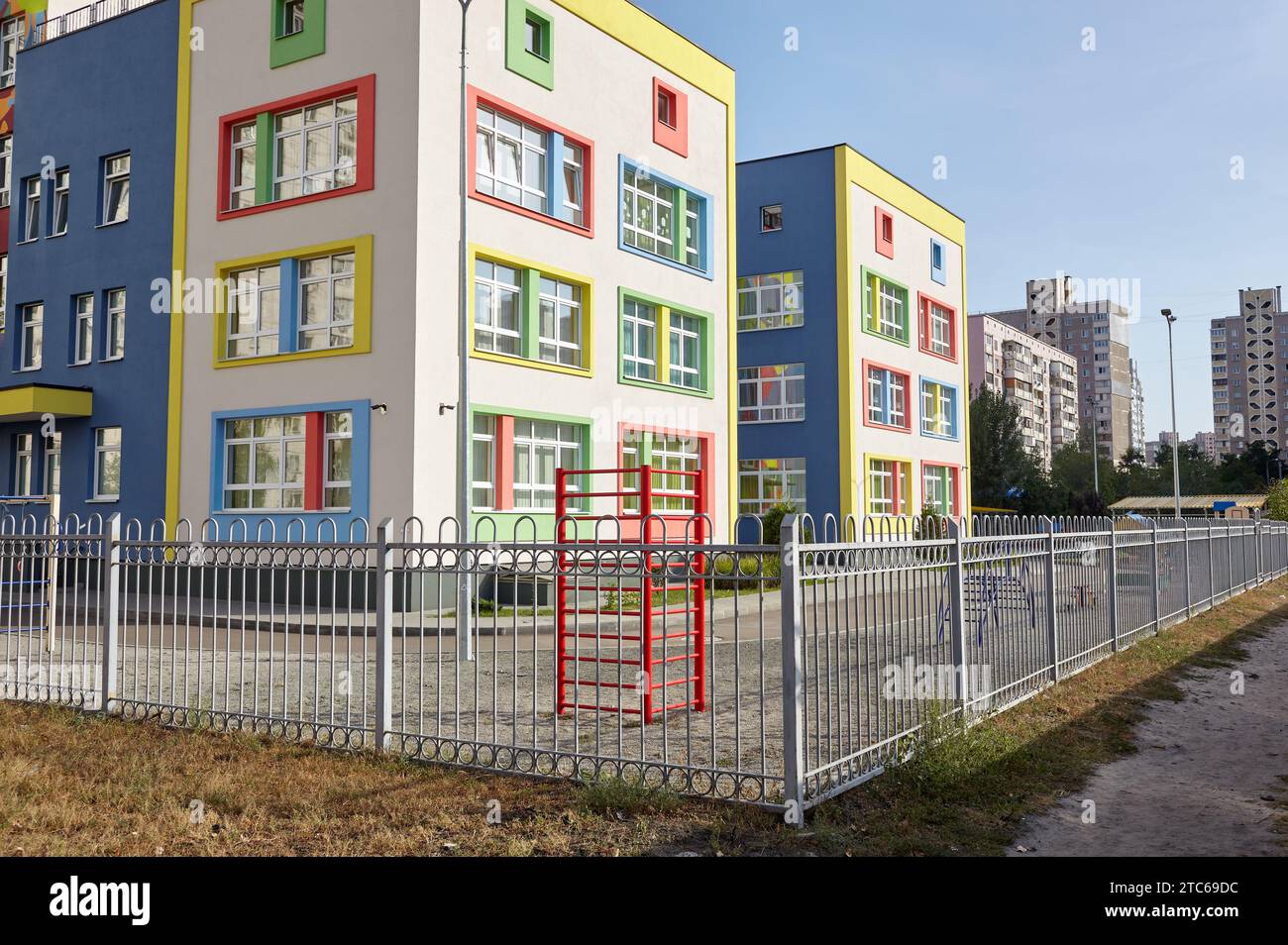 Facciata dell'edificio dell'asilo. Parco giochi colorato per bambini in una giornata di sole Foto Stock